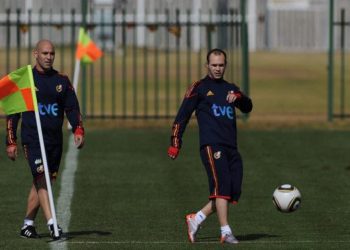 كاماريرو يطالب بتقرير عن أوزارن لاعبي الفريق..والسبب