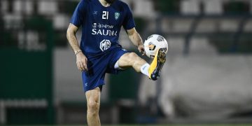 قبل مواجهة الشباب ..إصابة لاعب خط وسط الأهلي بكورونا