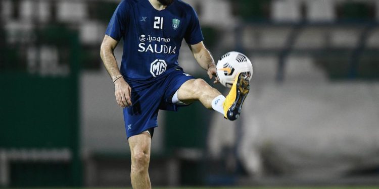 قبل مواجهة الشباب ..إصابة لاعب خط وسط الأهلي بكورونا