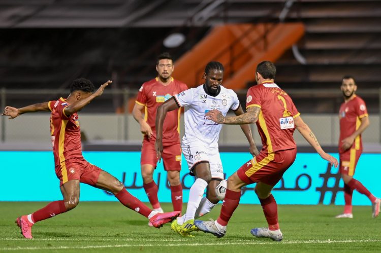 الشباب يتصدر قائمة الدوري السعودي على حساب ضمك