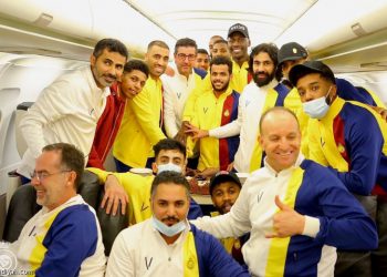 في الطائرة..النصر يحتفل بمهاجمه حمد الله بعد التتويج بلقب هداف أسيا