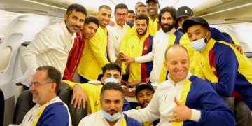 في الطائرة..النصر يحتفل بمهاجمه حمد الله بعد التتويج بلقب هداف أسيا