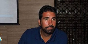 مانويل نافارو يرد على اتهامات محاباة لجنة الحكام للأندية