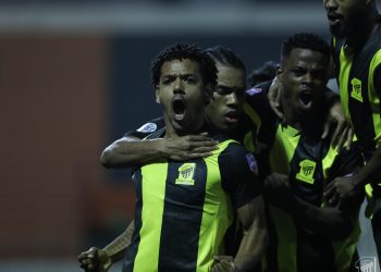 شوط مثير: الاتحاد يسجل هدف عن طريق رومارينيو في شباك الشباب