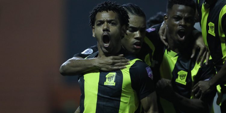 شوط مثير: الاتحاد يسجل هدف عن طريق رومارينيو في شباك الشباب