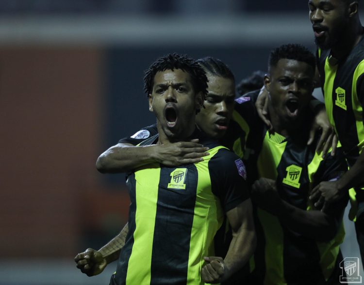 شوط مثير: الاتحاد يسجل هدف عن طريق رومارينيو في شباك الشباب