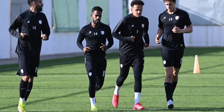 قبل مواجهة الباطن..حارس مرمى الشباب يشارك في التدريبات الجماعية