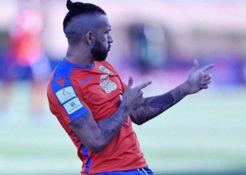 التشيلي فيرنانديز يقترب من صفوف الرائد