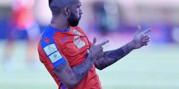 التشيلي فيرنانديز يقترب من صفوف الرائد