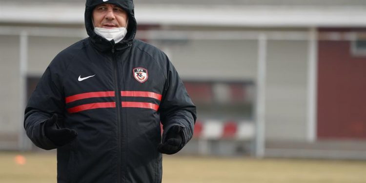 نادي عنتاب التركي يكشف موقفه من تولى سوموديكا تدريب الشباب