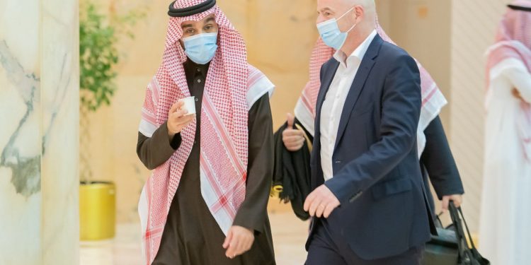 وزير الرياضة ورئيس الاتحاد الدولي يناقشان سبل تطوير العلاقات