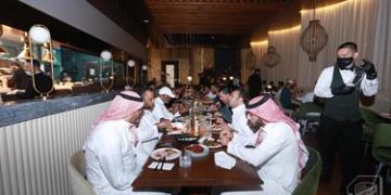 “رومارينهو” يُقيم مأدبة عشاء لفريق “الاتحاد” (صور)