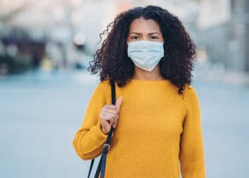 تعليق عجيب من طبيب.. "من لم يصب بكورونا ليس لديه أصدقاء"