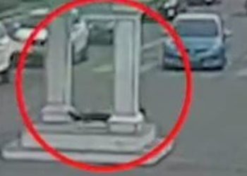 شاهد شرطية سير تقع مغما عليها عند تقاطع مكتظ.. وهذا ما حصل