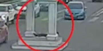 شاهد شرطية سير تقع مغما عليها عند تقاطع مكتظ.. وهذا ما حصل