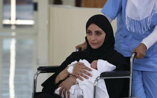 «منهو ولدنا؟»..كوميديا فريدة ترسم الضحكات من صميم المعاناة