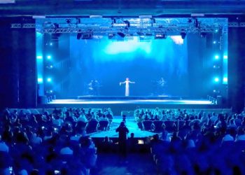 انطلاق عروض «ويتني هيوستن» في واجهة الرياض