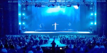 انطلاق عروض «ويتني هيوستن» في واجهة الرياض