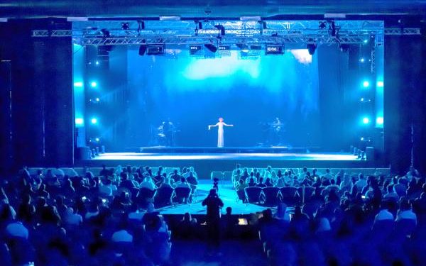 انطلاق عروض «ويتني هيوستن» في واجهة الرياض