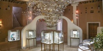 40 قطعة من المجوهرات في معرض «الثرى والثريا»