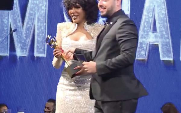 هند تحصد لقب «فنانة الموضة» في «الإيميغالا»