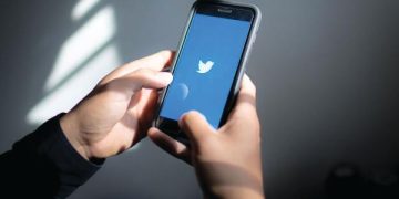 71 % من مستخدمي «تويتر» بالمملكة يشاهدون فيديوهاته