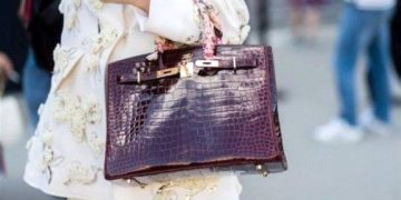 جِلد التمساح موضة حقائب الربيع