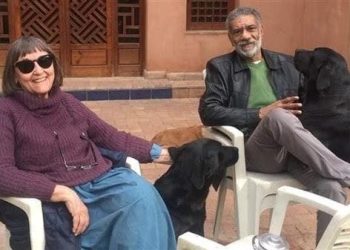 زوجة فنان مصري شهير تفضحه.. "سلب أموالي وطردني"