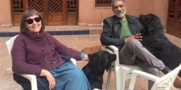 زوجة فنان مصري شهير تفضحه.. "سلب أموالي وطردني"