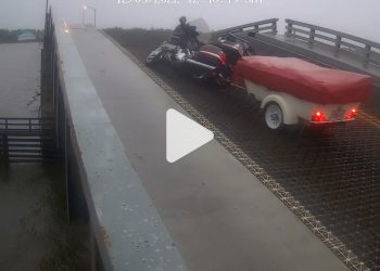 كاد يسقط من جسر متحرك.. شاهد كيف نجا درّاج من حادث مروّع