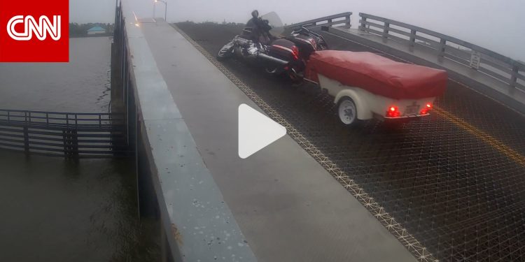 كاد يسقط من جسر متحرك.. شاهد كيف نجا درّاج من حادث مروّع