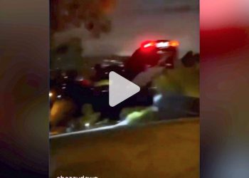 فيديو يرصد سيارة تسلا تطير في الهواء قبل أن تتحطم ويهرب سائقها بأخرى