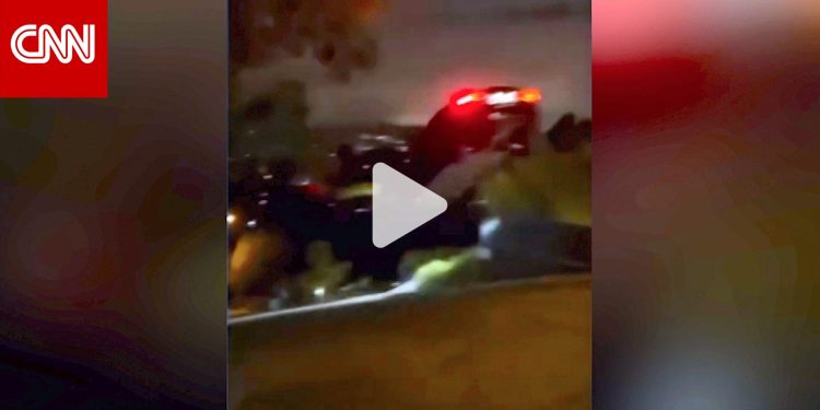 فيديو يرصد سيارة تسلا تطير في الهواء قبل أن تتحطم ويهرب سائقها بأخرى