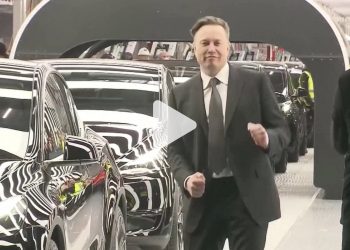 شاهد.. إيلون موسك يرقص في حفل افتتاح مصنع تسلا في ألمانيا