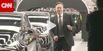 شاهد.. إيلون موسك يرقص في حفل افتتاح مصنع تسلا في ألمانيا