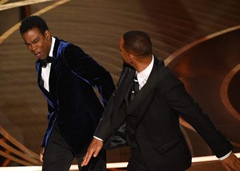 ليست تمثيلا.. ويل سميث يفاجئ حضور حفل الأوسكار بصفعة على وجه المقدم بسبب زوجته.. فكيف جاءت التعليقات؟