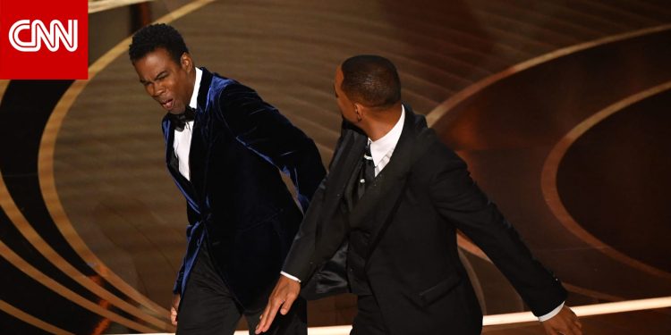 ليست تمثيلا.. ويل سميث يفاجئ حضور حفل الأوسكار بصفعة على وجه المقدم بسبب زوجته.. فكيف جاءت التعليقات؟