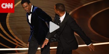 لحظة صفع ويل سميث مقدم حفل الأوسكار بسبب مزحة عن زوجته.. ماذا قال؟