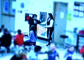 كاميرا مراقبة توثق لحظة إنقاذ معلمة بديلة لطالب يختنق.. والفرحة تغمر زملاءه في قاعة الطعام بالمدرسة