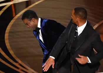 بعد أن صفع مقدم أوسكار.. ويل سميث يوجه رسالة لكريس روك: "الأمر كان أكبر من التحمل"