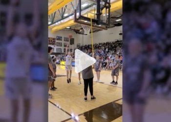 شاهد طالبة كفيفة تحرز سلة بمهارة.. وجميع من في الملعب يحتفلون بشكل جنوني