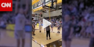 شاهد طالبة كفيفة تحرز سلة بمهارة.. وجميع من في الملعب يحتفلون بشكل جنوني