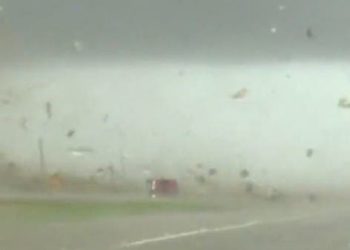 لن تصدق عينيك.. عاصفة قلبت سيارة عدة مرات فأكملت طريقها