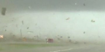 لن تصدق عينيك.. عاصفة قلبت سيارة عدة مرات فأكملت طريقها