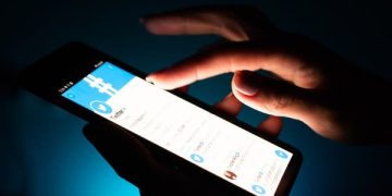 "تويتر" تعلن عن تحديثات على ميزة البحث في الرسائل