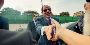 شاهد.. السيسي يستجيب لطلبات سيدتين مصريتين على الهواء