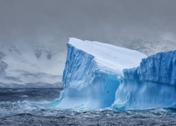 صور جوية تكشف.. انهيار جرف جليدي بحجم روما في أنتاركتيكا