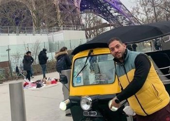 توك توك مصري أمام برج إيفل يثير ضجة.. وصاحب الصورة يوضح