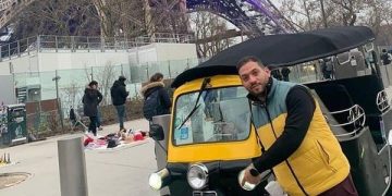 توك توك مصري أمام برج إيفل يثير ضجة.. وصاحب الصورة يوضح