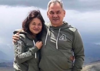 ابنة وزير الدفاع الروسي وطفلتها ترتديان ملابس بألوان علم أوكرانيا